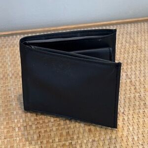 Buxton black men’s leather wallet new without tags!